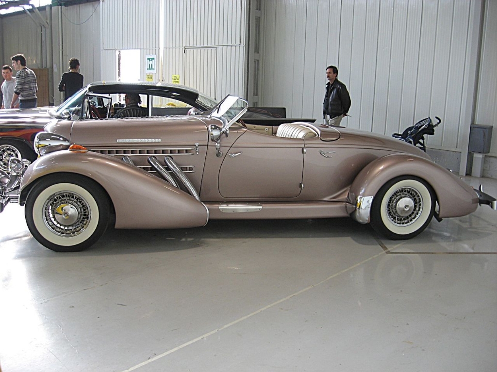 Replica_of_Auburn_851-Boattail-Speedster_Side-view.jpg
